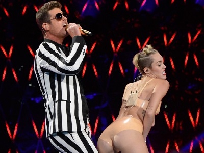 Miley Cyrus Twerks On Robin Thicke! (2013 MTV Performance With 2 Chainz & Kendrick Lamar)