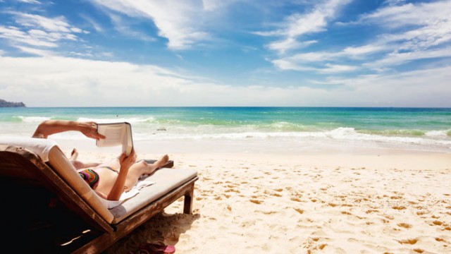 9 BEACH READS FOR AMBITIOUS PEOPLE